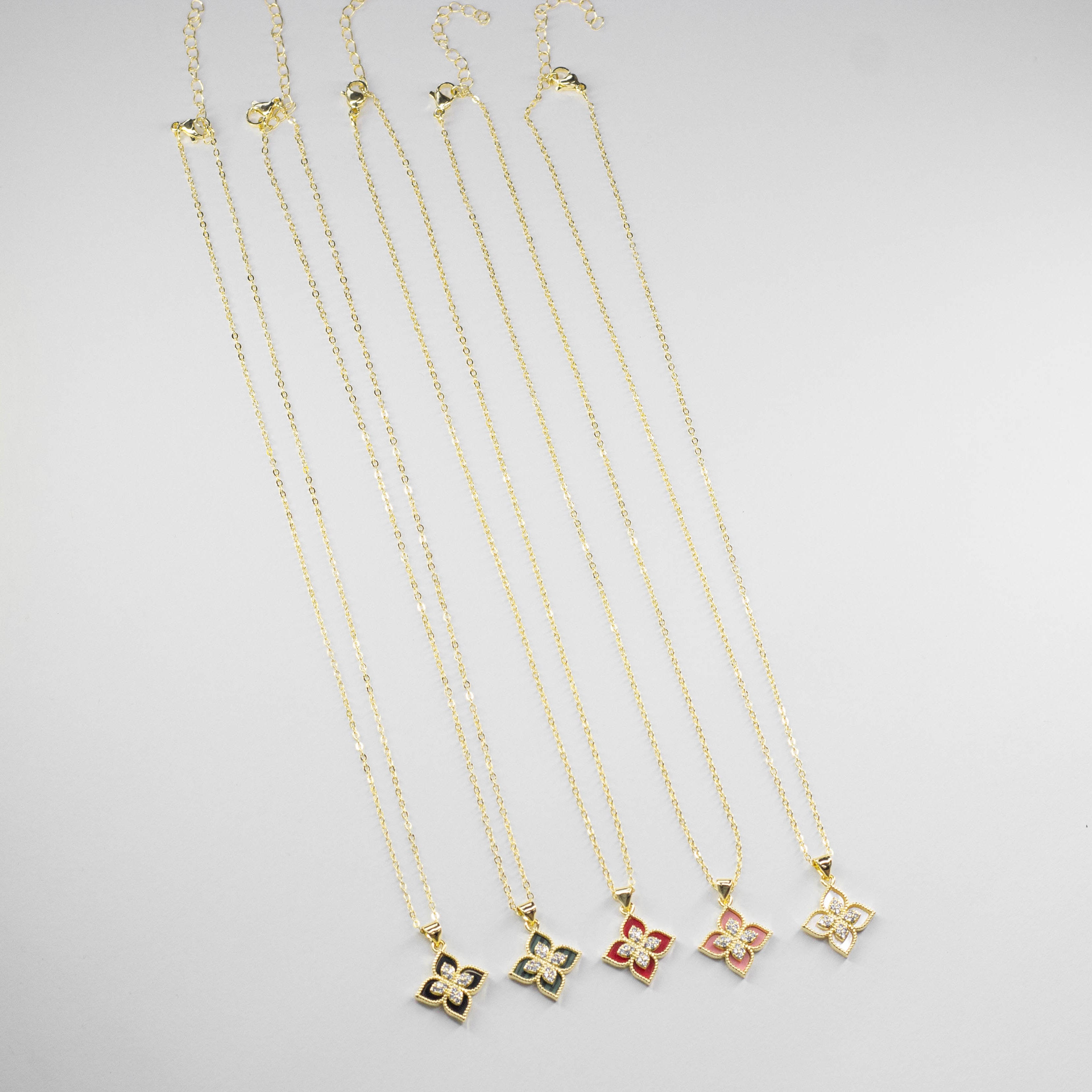 Collar con Dije de Flor y Cristales