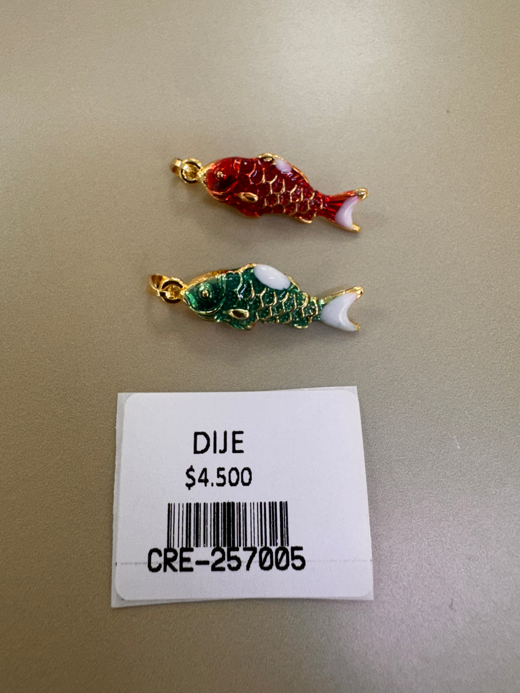 Dije de Pez Koi Esmaltado con Detalles Dorados