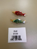 Dije de Pez Koi Esmaltado con Detalles Dorados