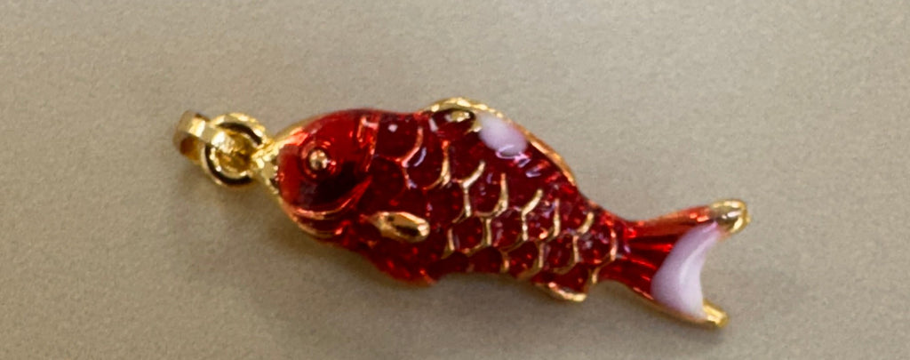 Dije de Pez Koi Esmaltado con Detalles Dorados