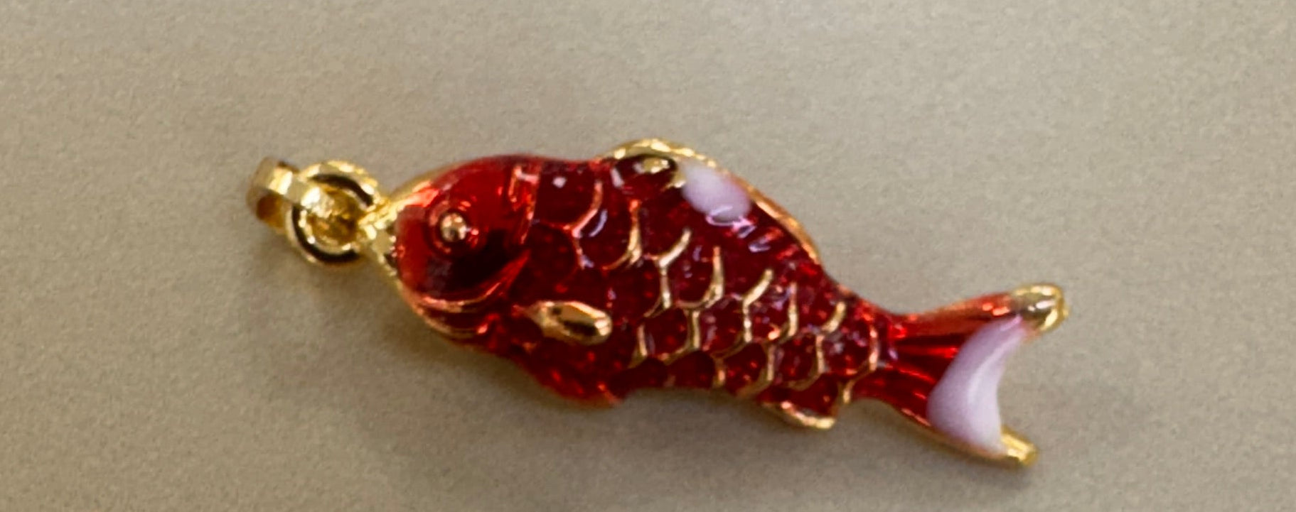 Dije de Pez Koi Esmaltado con Detalles Dorados