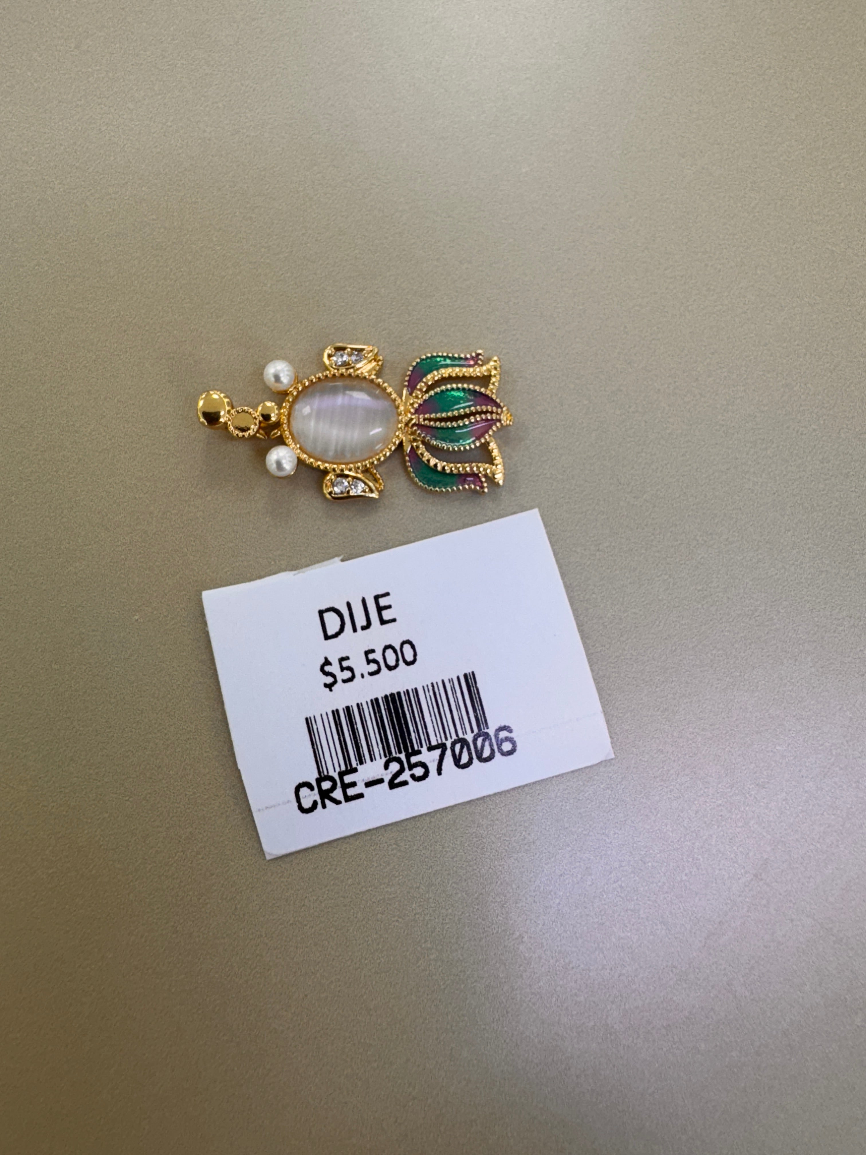 Dije de Pez Ojo de Gato con Cola Esmaltada y Perlas