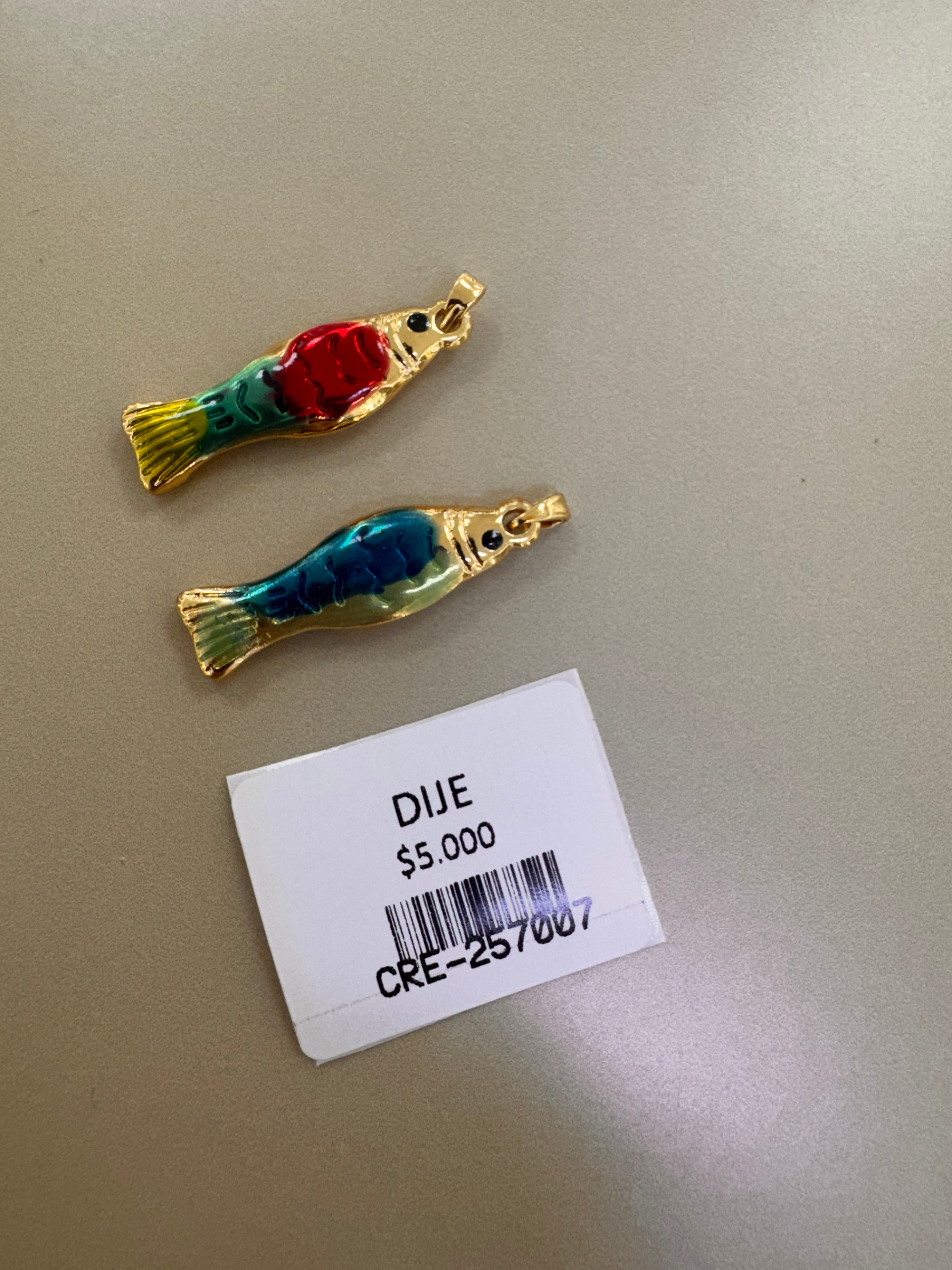 Dije de Pez con Detalles en Esmalte de Color