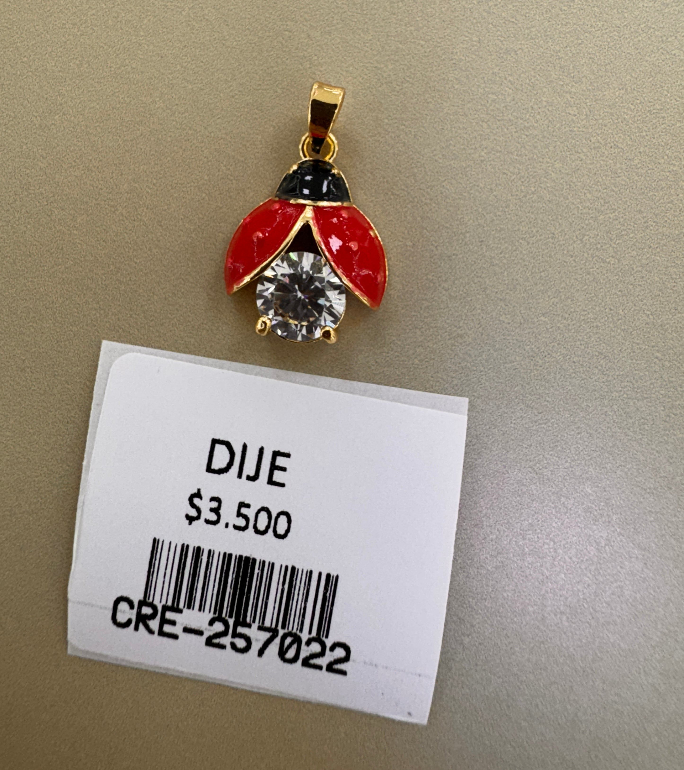 Dije de Mariquita con Piedra Brillante