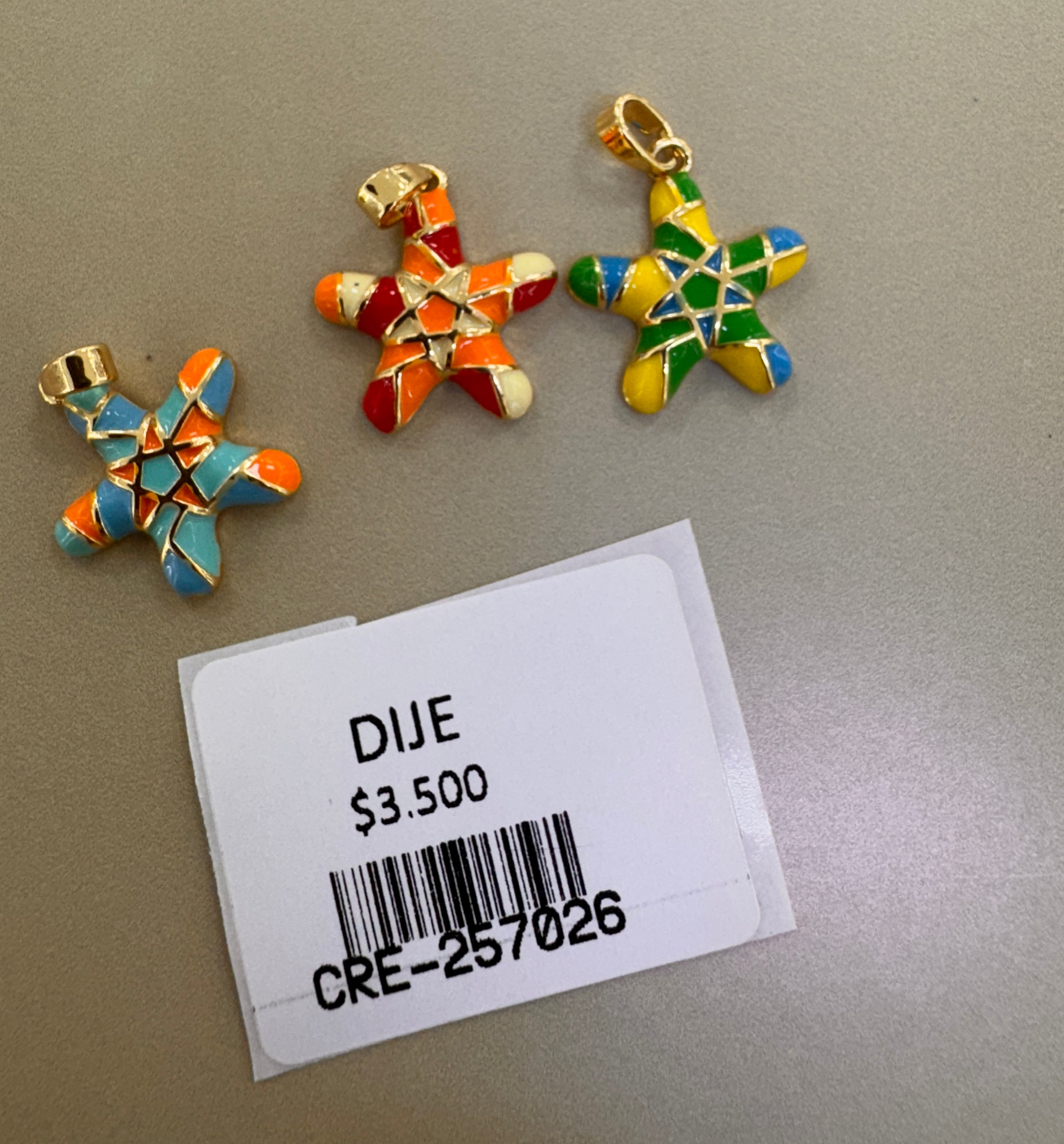 Dije de Estrella con Detalles en Esmalte Multicolor