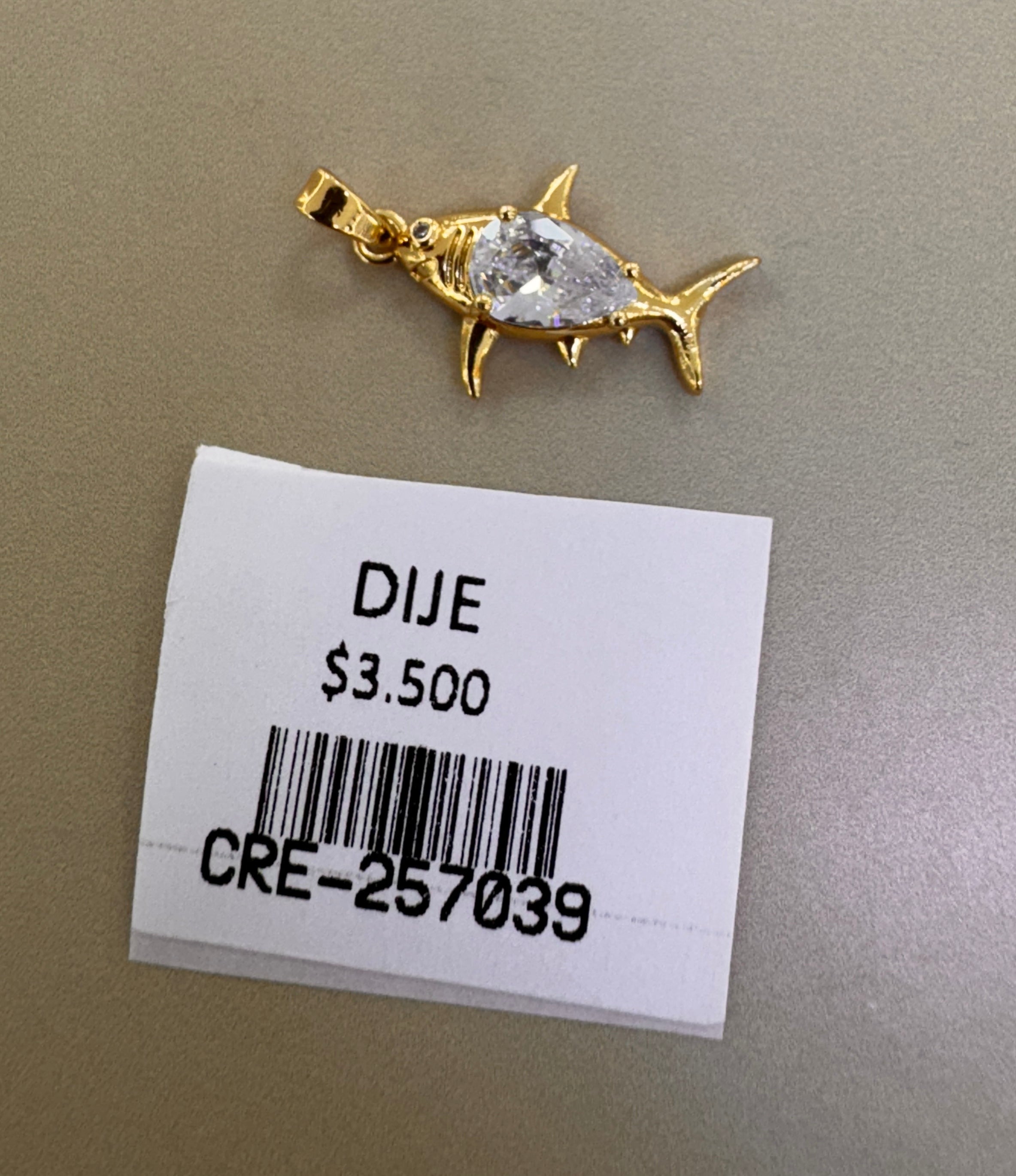 Dije de Tiburón Dorado con Gema