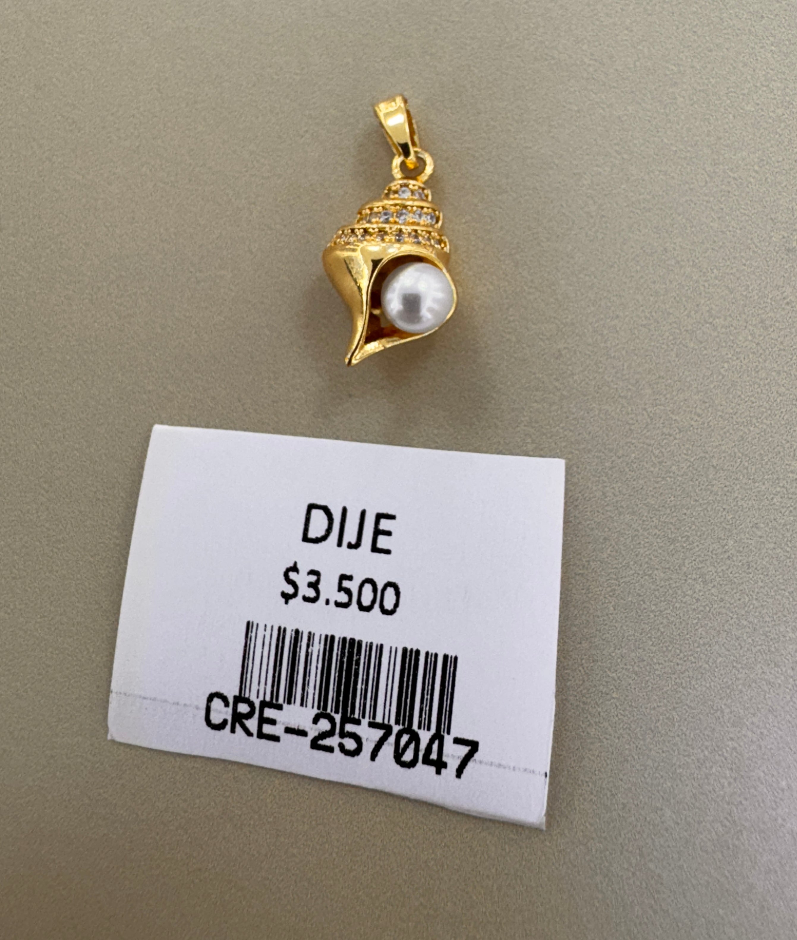Dije de Caracol con Perla y Detalles Brillantes