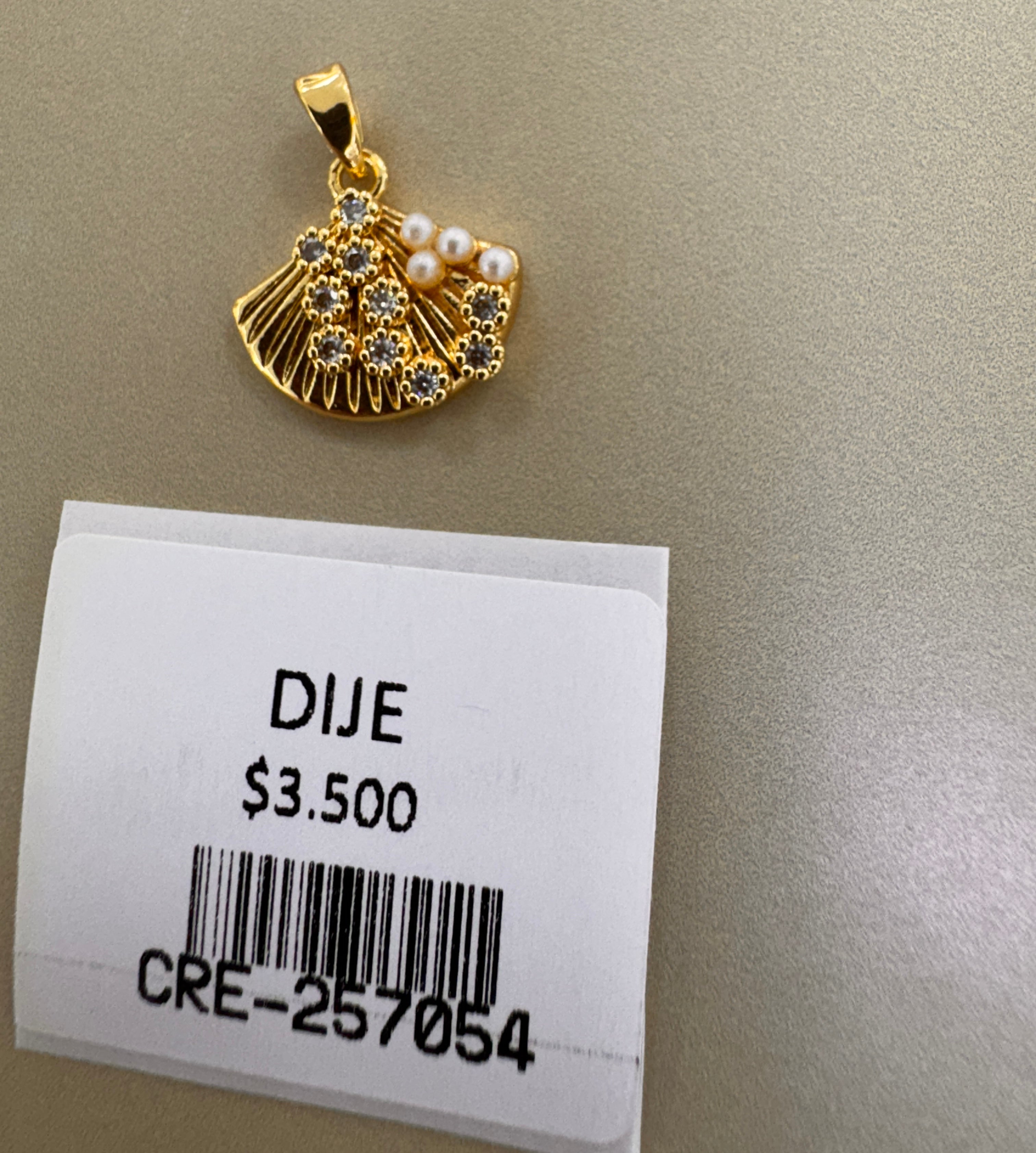 Dije Abanico con Perlas y Cristales