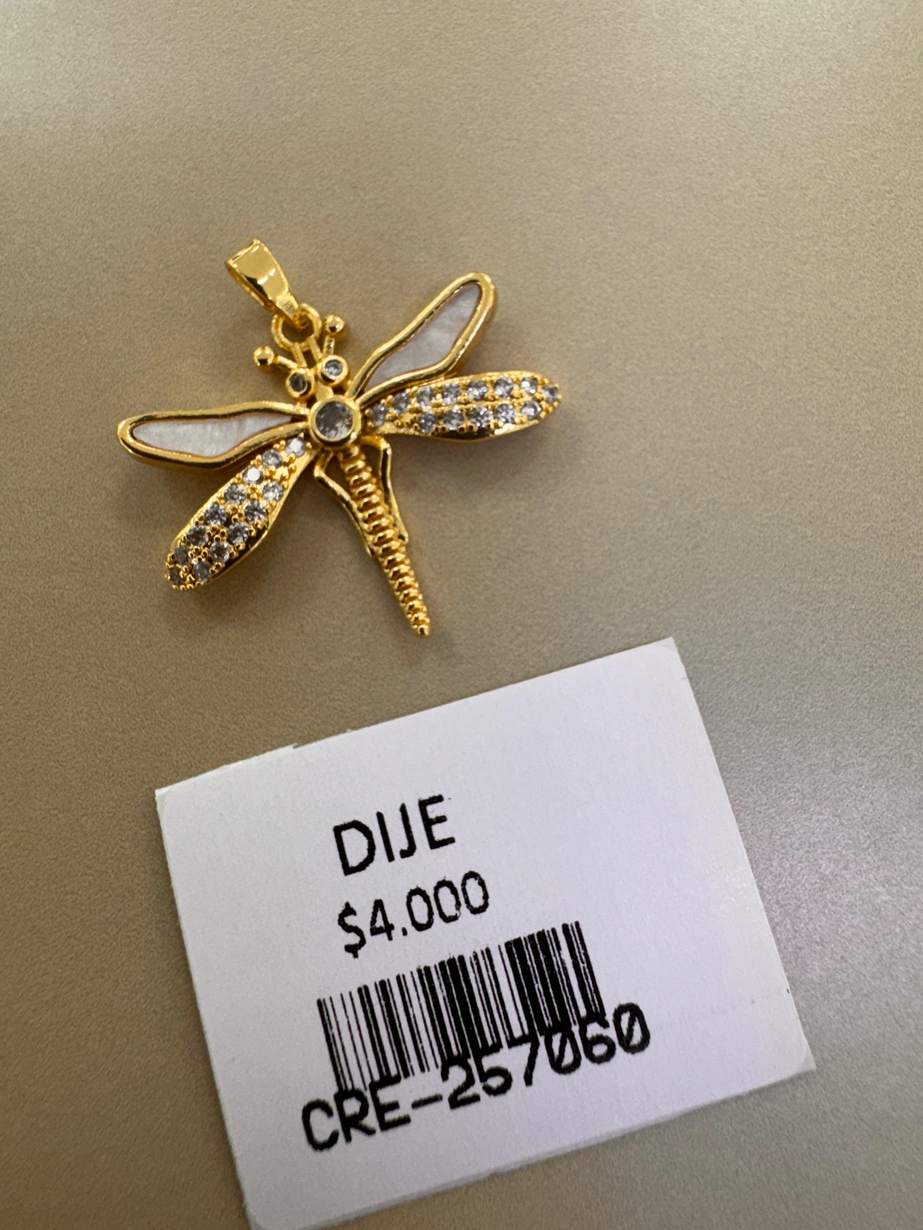 Dije de Libélula con Piedras y Detalle Perlado