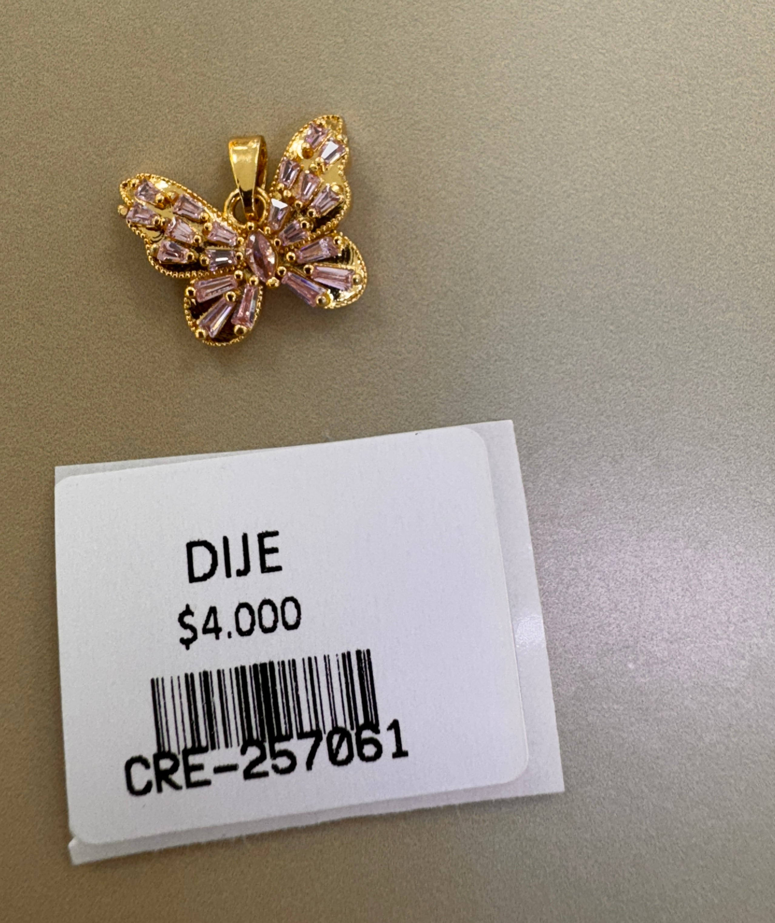 Dije de Mariposa con Piedras Rosas