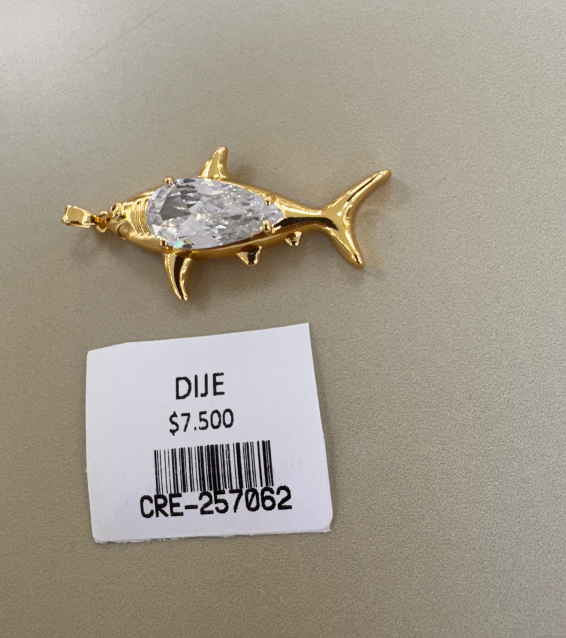 Dije de Tiburón Dorado con Gema Central