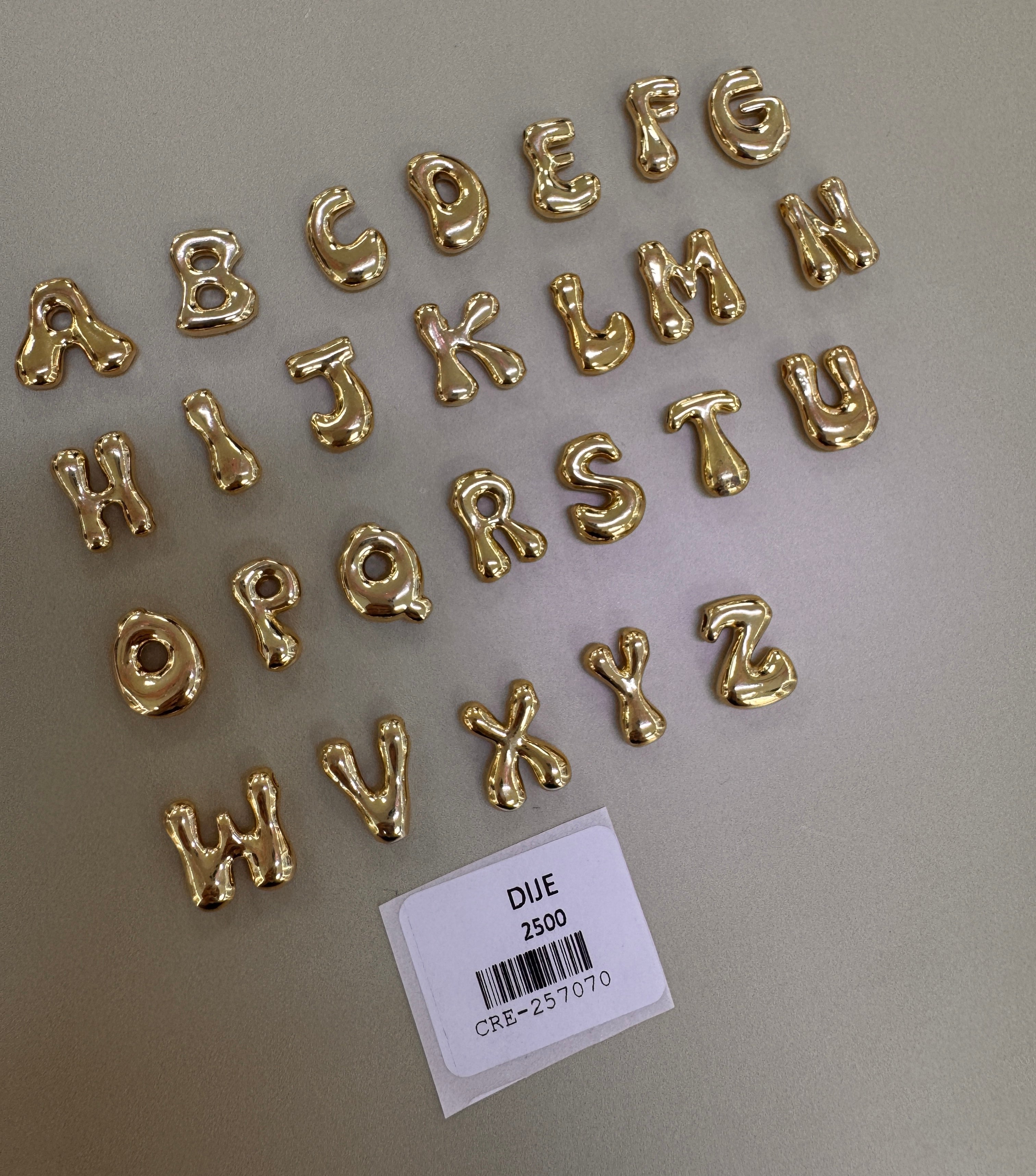 Dije de Letra Abecedario en Tono Dorado