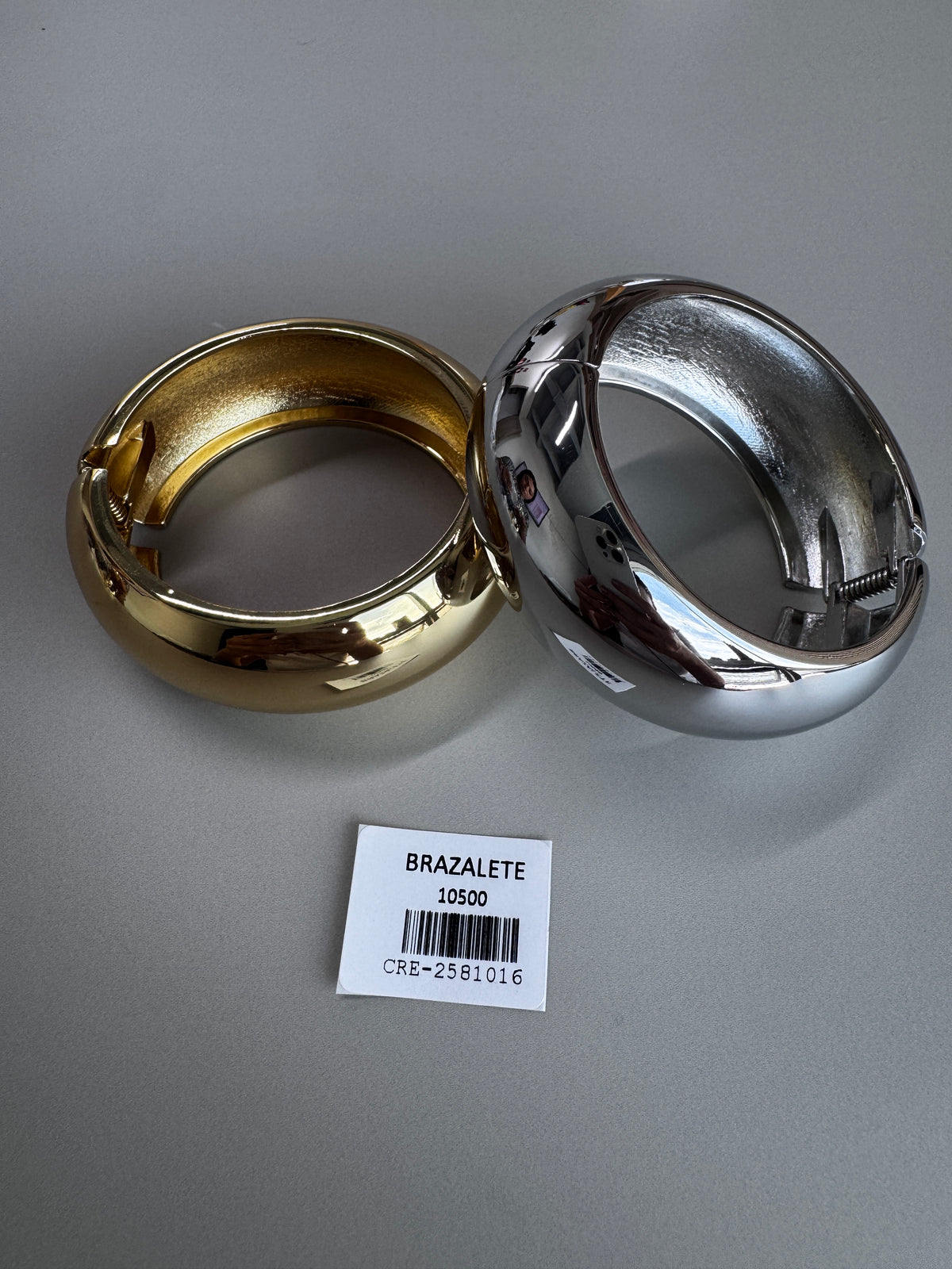 Brazalete dorado y plateado