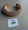 Pulsera rígida de diseño texturizado en tono dorado