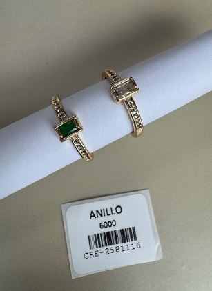 Anillo con Piedra Central Rectangular y Banda Brillante