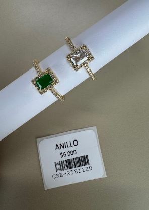 Anillo con Piedra Central Rectangular y Halo Brillante