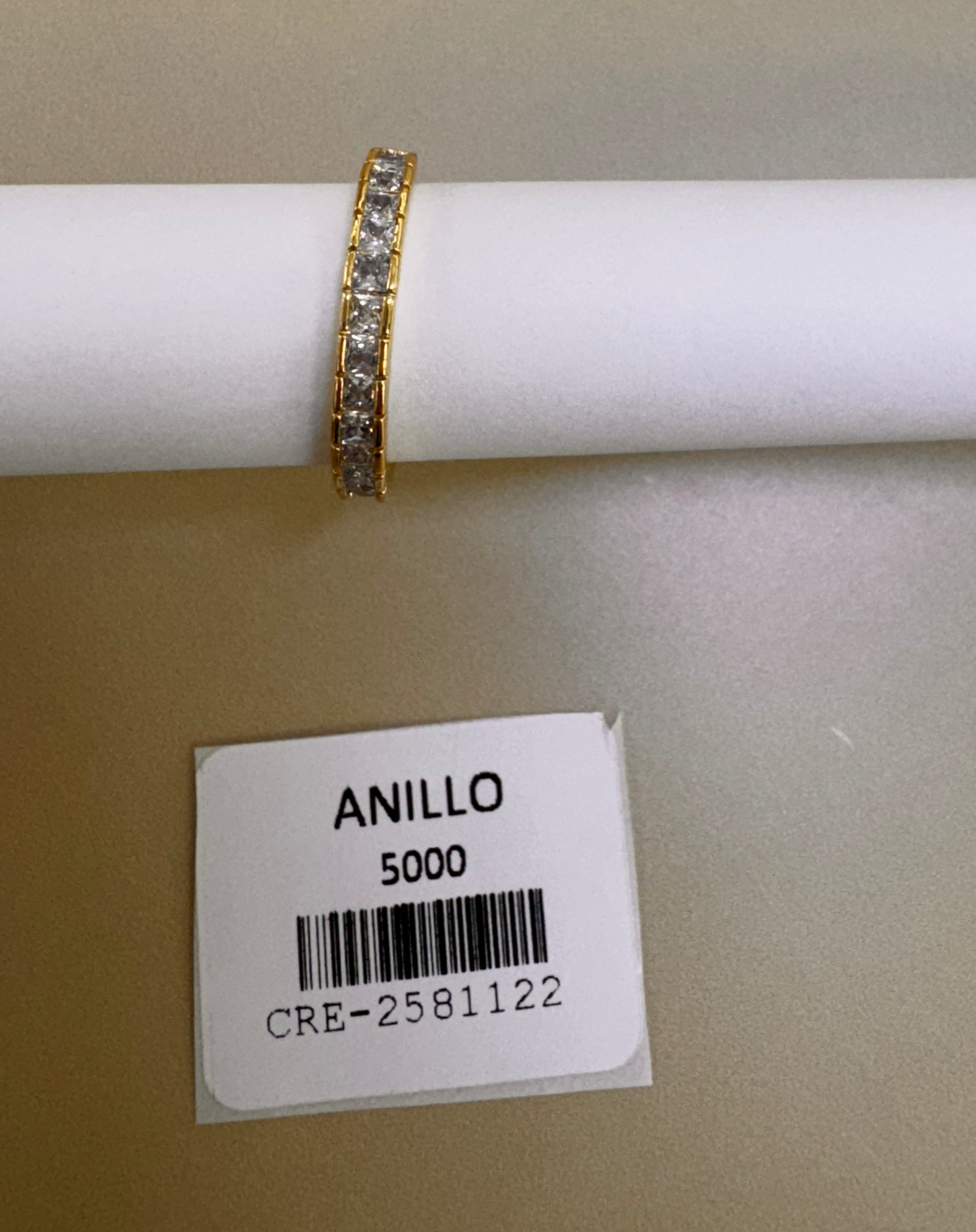 Anillo Dorado con Cristales en Línea