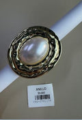 Anillo dorado con perla ovalada y textura orgánica
