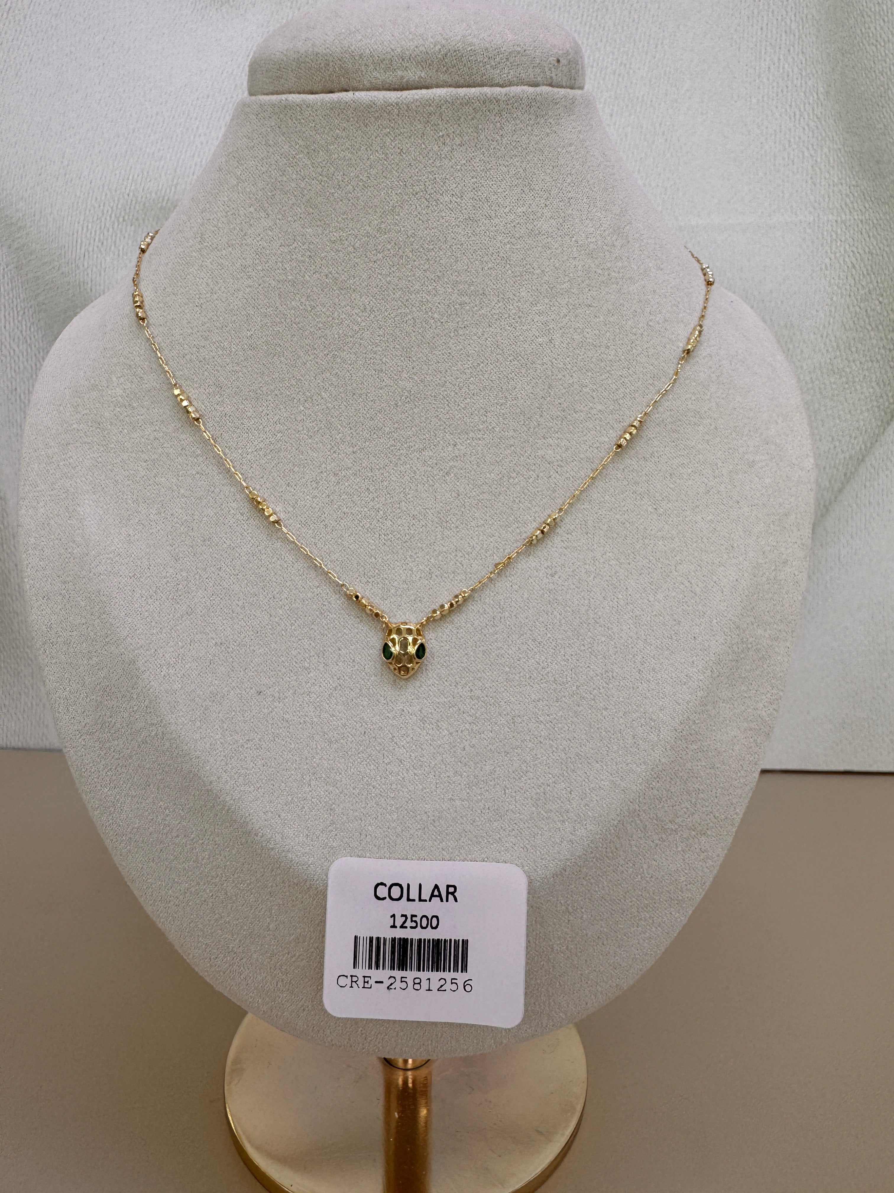 Collar Corto con Cadena Delgada y Dije de Cabeza de Serpiente