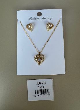 Juego de Collar y Aretes con Dije de Corazón