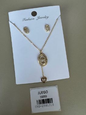 Juego Collar y Aretes Ovalo con Letra y Corazón Dorado