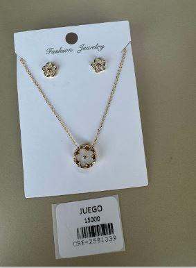 Juego Collar y Aretes Diseño de Flor con Detalle Nacarado Color Dorado