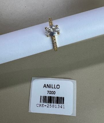 Anillo Solitario con Piedra Oval y Pavé