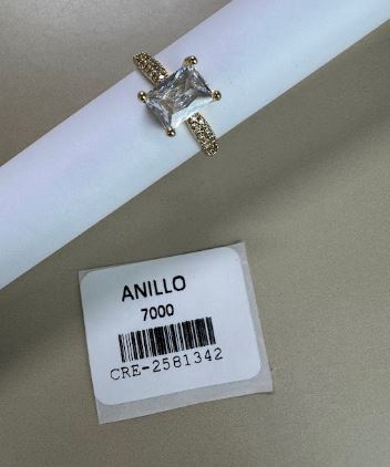 Anillo Solitario con Piedra Rectangular y Cristales