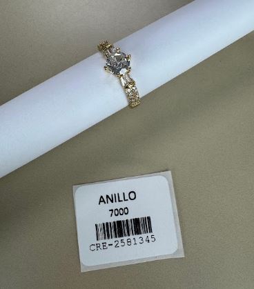 Anillo Solitario con Cristales Laterales