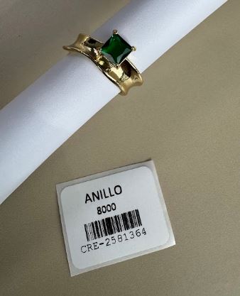Anillo con Gema Cuadrada Verde