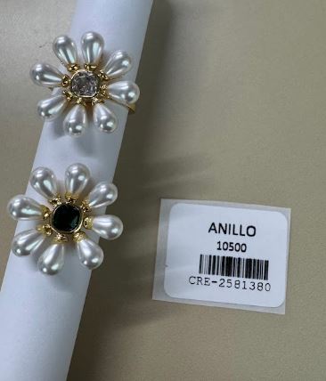 Anillo Diseño Floral con Perlas y Piedra Central