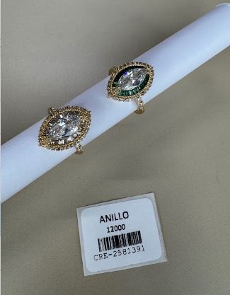 Anillo con Gema Central Ovalada y Halo de Cristales