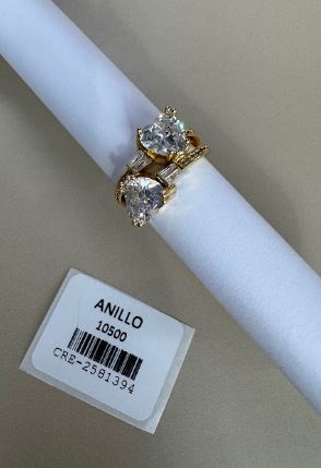 Anillo con Cristales en Forma de Corazón y Detalles Rectangulares