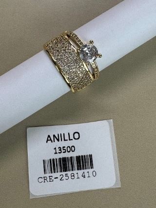 Anillo Ancho con Solitario y Pavé