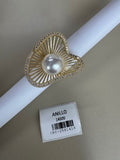 Anillo dorado con diseño radiante y perla central