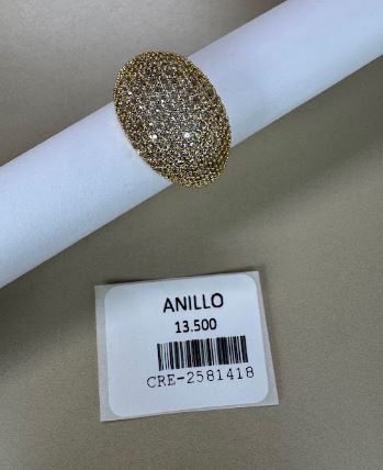 Anillo Ovalado con Cubierta Completa de Cristales