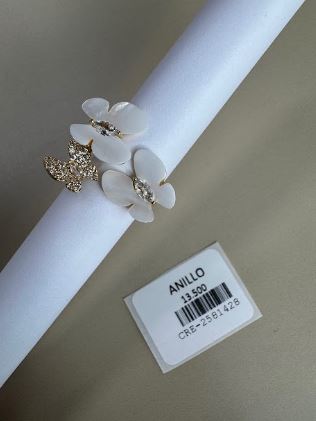 Anillo con Motivos de Mariposas Blancas y Cristales