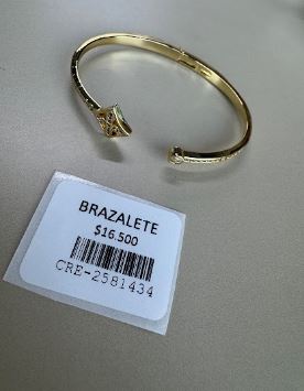 Brazalete abierto con terminal geométrico y detalles brillantes