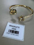 Brazalete abierto con diseño de nudos y detalles de cristales