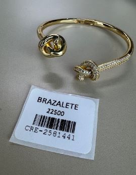 Brazalete abierto con diseño de nudos y detalles de cristales