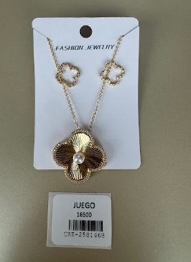 Set Collar y Aretes Flor con Perla Central