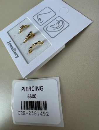 Piercing Dorado de Diseño Orgánico y Relieves