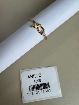 Anillo Diseño Nudo con Pequeñas Piedras Brillantes