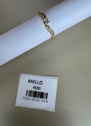 Anillo con diseño ondulado y piedras centrales