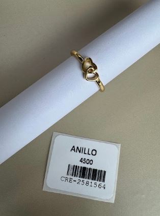 Anillo con diseño de corazones entrelazados