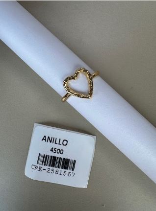 Anillo con Silueta de Corazón en Tono Dorado