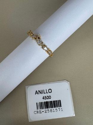Anillo con diseño de piedras en corte geométrico