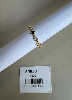 Anillo con figuras y detalles brillantes