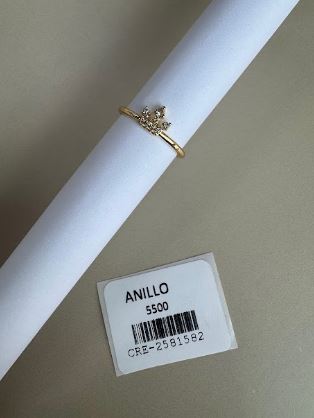 Anillo Fino con Detalle de Corona y Cristales