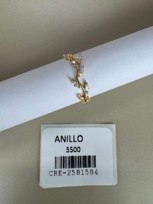 Anillo Dorado con Diseño de Ramas y Circones
